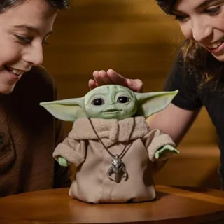 عروسک بیبی یودا به همراه گردنبند با قابلیت تولید صدا و حرکت STAR WARS